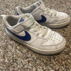 Nike Kids White and Blue Velcro Low-Top Sneakers